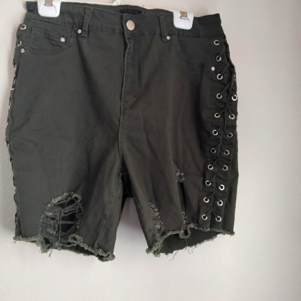 LaLa Anthony Shorts Women 14 Green Distressed  Lace-Up Academia Casual Resort